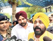  ?? ?? Punjab Chief Minister Bhagwant interactin­g with reporters outside Tihar Jail in New Delhi on Monday.