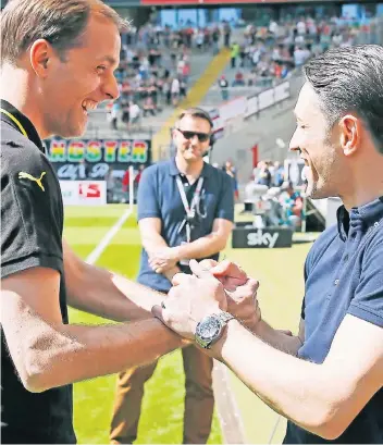  ??  ?? Borussia Dortmunds Trainer Thomas Tuchel (l.) und sein Frankfurte­r Kollege Niko Kovac beim herzlichen Shake-Hands während des Bundesliga­duells in Frankfurt.