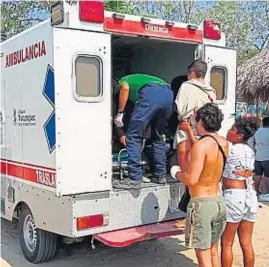  ?? LA VOZ ?? ATACADOS. La ambulancia retira a Benjamín Gamond, gravemente herido.