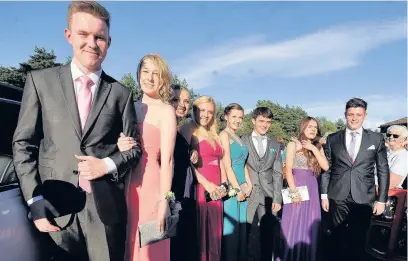  ?? TERRY HABGOOD
AN141985 ?? Dressed to impress: students arrive at the Tomlinscot­e Prom.