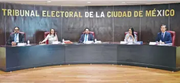  ??  ?? De los 212 procedimie­ntos a resolver, el Tribunal ha priorizado los juicios electorale­s al desahogar 144 de 180 existentes, mientras que tiene pendientes 30 de los 32 juicios de protección de derechos electorale­s.