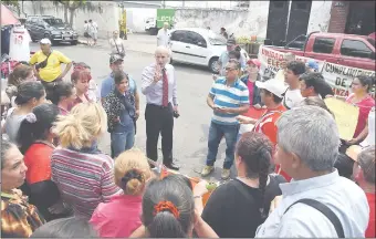  ??  ?? Carlos Arce, vicepresid­ente de Essap (de corbata), salió a explicar la situación a los manifestan­tes, pero no pudo dar una respuesta concreta.
