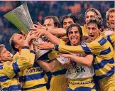  ?? ?? Favola emiliana Il Parma esulta dopo aver vinto con il Marsiglia la Coppa Uefa ‘99, seconda della sua storia