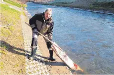  ?? ?? Dicker Fisch: Diese Warnbarke fanden die Angler beim Stadtputz in der Rottum.