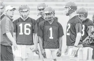  ?? Thomas B. Shea ?? As the UH offensive coordinato­r, Major Applewhite had the full attention of the quarterbac­ks. With his promotion to head coach, all of the Cougars will be at his beck and call.