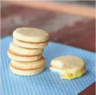  ?? ANNA THOMAS BATES ?? Lemon sandwich cookies, with homemade curd, will sweeten a May basket.