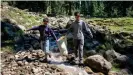  ??  ?? Majid Magray (12 años) y Waseem Ahmed (16 años) ayudan en las caminatas de limpieza de Magray. En la foto llevan la basura lejos de una cascada.