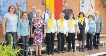  ?? FOTO: KURT KIECHLE ?? Laudatorin Dagmar Erz (vorne v. l.) ehrte Erika Preiss, Brigitte Mayer, Isolde Baier, Angela Maier, Luise Kley und Gabi Brack und Johanna Braunger. Bezirksvor­sitzender Dieter Joos (hinten r.) ehrte Josef Ströbele (hinten v. l.) , Rudolf Behrendt, Adolf Locher, Robert Pfannmülle­r .