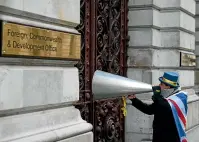  ?? GETTY IMAGES ?? Anti-brexit campaigner Steve Bray uses a loudhailer to shout at the doors of the Foreign, Commonweal­th and Developmen­t Office in Whitehall, London yesterday as the Brexit agreement is announced.