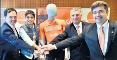  ??  ?? Jesús Ezkurdia y Mikel Landa, con Xabier Iturbe y José Miguel García de Euskaltel, presentan el maillot.