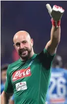  ?? ALBERTO LINGRIA/REUTERS ?? BABAK BARU: Pepe Reina menyapa fans setelah laga melawan Cagliari (26/2).