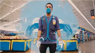  ??  ?? Il commesso ci mette la faccia. Walmart, colosso americano della grande distribuzi­one – la più imponente catena al mondo con quasi 12.000 punti vendita e oltre 2 milioni di dipendenti in 28 Paesi – ha realizzato uno spot partendo dalla poesia scritta da un suo dipendente, Terrell Myles. Il video, caricato su YouTube, è tuttora virale sui social