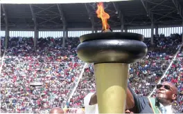  ??  ?? President Mugabe vachitungi­dza moto weIndepend­ence Flame nemusi weChipiri svondo rino kunhandare yeNational Sports Stadium muHarare