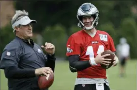  ?? MATT ROURKE — THE ASSOCIATED PRESS FILE ?? In this file photo, Philadelph­ia Eagles quarterbac­k Carson Wentz and coach Doug Pederson talk during practice at the team’s NFL football training facility in Philadelph­ia. Wentz is one of several key players who missed Philadelph­ia’s playoff run and are returning from injuries.