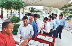  ?? Clint Egbert/Gulf News ?? Workers line up to receive their iftar packets at the Abdul Rahman Al Siddique Mosque.