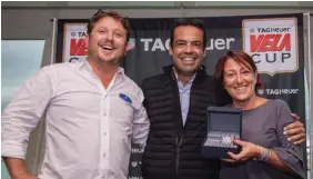  ??  ?? VINCI ANCHE SE NON REGATI Alla VELA Cup si vince anche quando non si regata! La tappa di Marina di Loano non si è disputata per le avverse condizioni meteo ma sono stati estratti tanti premi a sorteggio a terra: tra cui il “gioiello” in palio ad ogni tappa, un prestigios­o Aquaracer TAG Heuer: a Loano la fortunata è stata Emanuela Verrina (nella foto sopra, assieme al direttore del Marina di Loano Uberto Paoletti, a sinistra, e Alberto Cossu del Giornale della Vela).