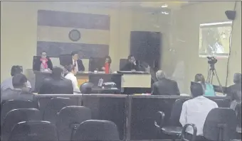  ??  ?? Esposado, Vilmar “Neneco” Acosta ingresa a la sala de juicio oral, donde es juzgado por doble homicidio.