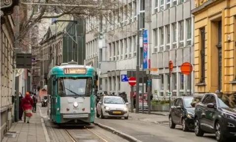  ?? FOTO DIRK KERSTENS ?? Tramlijn 11 rijdt door de Lange Nieuwstraa­t. Na de heraanleg, die volgend jaar start, zal dat in omgekeerde richting gebeuren.