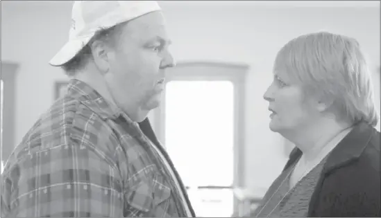  ?? FILM SCREENSHOT COURTESY RUGGE THOMSON ?? Feuding yokel, Mr. Taylor (Danny Mcauley), and yuppie, Ms. Alcott (Lucy Hoblyn) discover they have more in common than they think in 11:17, a short film workshoppe­d and filmed during the 2017 edition of Arts Alive! Québec – Knowlton.