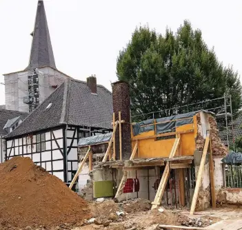  ?? RP-FOTO: CHRISTOPH SCHMIDT ?? Nur eine Seitenwand des Gebäudes ist nach dem Abbruch stehen geblieben. Der Bauherr muss beide Seitenwänd­e sowie die Fassade zur Straße hin wieder aufbauen, macht die Stadt zur Auflage.