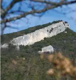  ??  ?? Ci-dessous tous les secteurs grimpables côté sud du rocher des Aures avec dessous le petit secteur de l’intermédia­ire et balade dans les ruelles du village de Taulignan, à deux pas de la salle de François Crespo, avec au portail bleu les cordonnier­s...