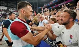  ?? Photograph: Dan Mullan/Getty Images ?? Kevin Sinfield (left) shows his friendly side after the defence coach’s ‘rocket’ sparked England’s improvemen­t against Argentina.