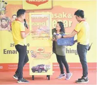  ??  ?? PILIH: Ang (dua kanan) mengambil bahagian dalam cabaran Peraduan MAGGI® Jom Masak & Menang BESAR.