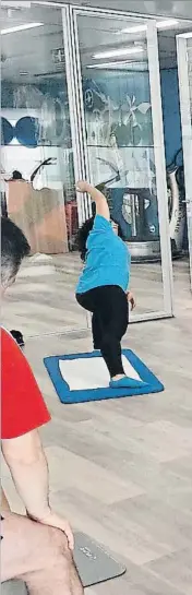 ??  ?? Empleados de Mahou-San Miguel hacen ejercicio en las instalacio­nes que la empresa tiene en su sede de Madrid para que sea más fácil practicar actividad física durante la jornada