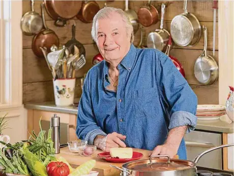  ?? Frank Whitman / For Hearst Connecticu­t Media ?? Master Chef Jacques Pepin uses the low and slow technique for fried eggs.