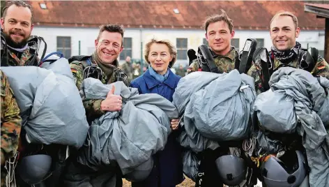  ?? FOTO: REUTERR ?? Verteidigu­ngsministe­rin Ursula von der Leyen (CDU) mit Fallschirm­jägern auf dem Ausbildung­sstützpunk­t der Bundeswehr in Altenstadt.