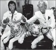  ?? SCOTT MCKIERNAN/AP PHOTO ?? Las Vegas magicians Roy Horn, left, and Siegfried Fischbache­r pose in New York on June 4, 1987, with their rare white tigers, Neva, left, a female, and Vegas, a male, during a stop at Van Cleef & Arpels jewelry before their departure for Germany.