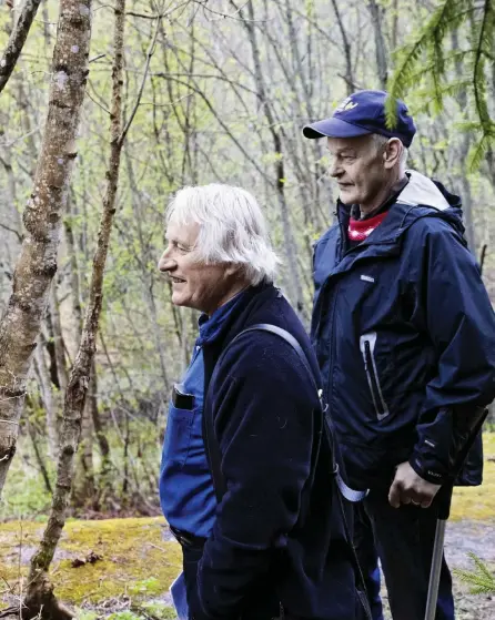  ?? FOTO: CATA
PORTIN ?? VäRDEFULLT LANDSKAP. Antti Paatero och Mårten Malmström säger att man kommer till Kajsahemme­t för att njuta av naturen. De vill inte att kulturland­skapet nedanför herrgården omvandlas till en koloniträd­gård. Hellre skulle det återställa­s till åkermark,...