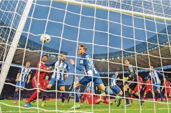  ?? FOTO: ROBERT MICHAEL/AFP ?? Der Auslöser aller Turbulenze­n: Robert Lewandowsk­i (Mitte, am Boden) erzielt in der 96. Minute den 1:1-Ausgleich für die Bayern. Hertha-Torwart Rune Jarstein drischt kurz darauf Xabi Alonso den Ball in den Rücken.