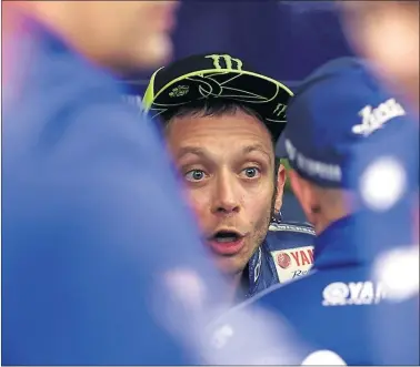  ??  ?? MUY ENFADADO. Valentino Rossi se quejó ante Dirección de Carrera del incidente con Marc Márquez.