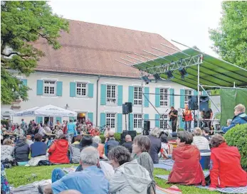  ?? FOTO: ARCHIV/CBM ?? Auch im Sommer 2018 soll sich der Hofgartenp­ark in Aulendorf zu einem „Picknick im Park“mit Musik- und Mundart-Veranstalt­ungen verwandeln.