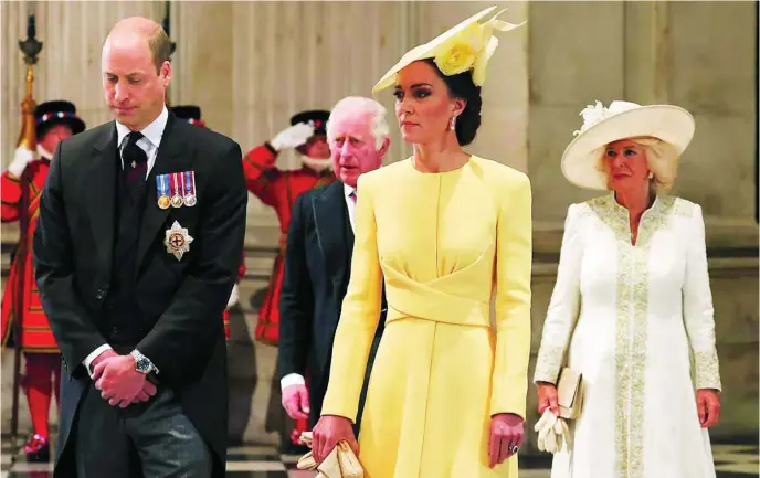  ?? AP ?? El príncipe William y Kate Middleton, junto a Carlos III y la reina consorte en la abadía de Westminste­r