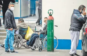  ??  ?? En Perú el sistema hospitalar­io está al borde del colapso, particular­mente en Lima y en la Amazonía. Los contagios aumentaron más del 40% en una semana. AFP