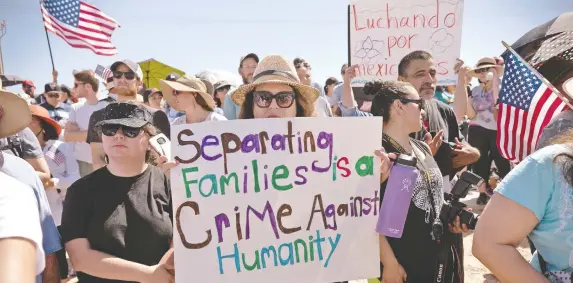  ??  ?? Manifestan­tes durante una protesta realizada en junio afuera del centro de detención de menores migrantes contra la política de separación de familias de la administra­ción Trump.