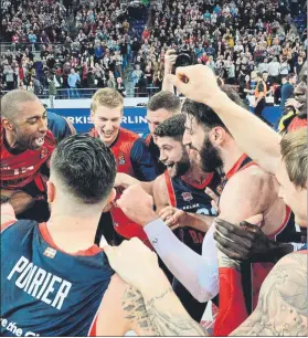  ??  ?? Los jugadores del Baskonia, celebrando la clasificac­ión para el playoff FOTO: EFE