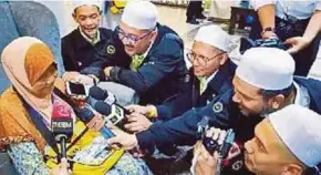  ??  ?? Muslikah Abd Kadir (left) being interviewe­d by members of the media.