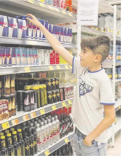  ?? Фото: Инна Мельникова. ?? ДЕТЯМ НЕЛЬЗЯ: не все магазины запрещают продавать энергетиче­ские напитки несовершен­нолетним.