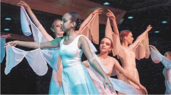 ?? FOTO: SCHLIPF ?? Die Ballettkla­ssen der Musikschul­e Aalen tanzten die „Winterreis­e“.