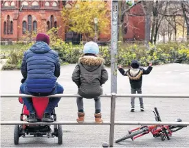  ?? FOTOS: DIARIOS EL PAÍS, LA VANGUARDIA Y FRANCE24 ?? AL NO ser obligatori­a, sino con restriccio­nes, la cuarentena tiene licencias.