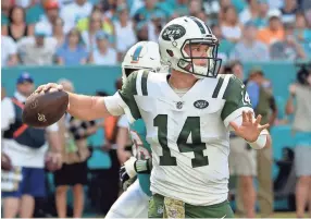  ??  ?? Jets quarterbac­k Sam Darnold passes against the Dolphins on Sunday in Miami Gardens, Fla. STEVE MITCHELL/USA TODAY SPORTS