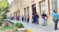  ??  ?? Pese a la aglomeraci­ón, las madres cumplieron con las medidas de sana distancia para recibir los 500 apoyos distribuid­os este martes.