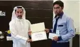  ?? Courtesy: Sharjah Roads and Transport Authority ?? Abdul Aziz Al Jarwan presents a certificat­e of appreciati­on to Nassiballa­h Sher.