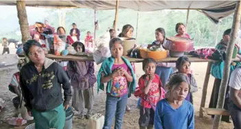  ??  ?? Para esta festividad, los niños de la región no recibirán dulces ni juguetes y seguirán durmiendo a ras de suelo debido a que sus padres tuvieron que abandonar sus viviendas por el acoso de grupos armados en la franja territoria­l.