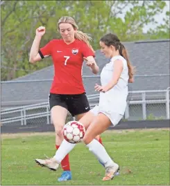  ?? Scott Herpst ?? Ringgold’s Riley Poe looks to disrupt LFO’s Bailey Sullivan during their Region 6-AAA match on Friday night.