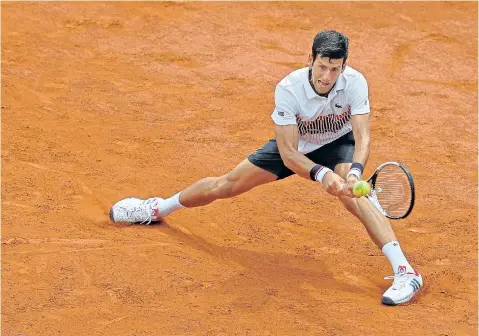  ??  ?? Titelverte­idiger Novak Djokovic zog souverän in die zweite Runde der French Open ein.