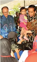  ?? SETPRES ?? TEROBOSAN BARU: Joko Widodo bersama Jim Yong Kim di Desa Tangkil, Bogor, kemarin.